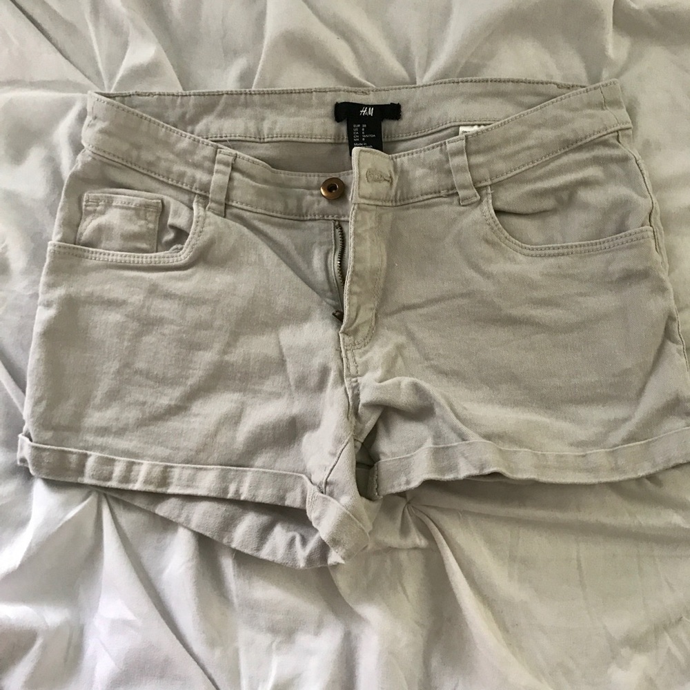 H&M beige shorts